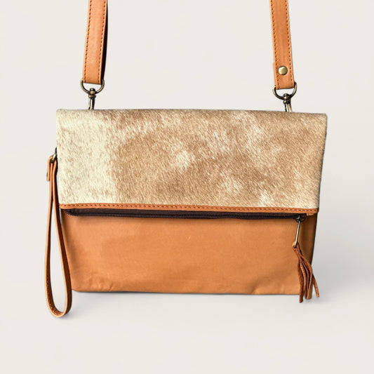 Cowhide and leather handbag with shoulder strap and detachable hand strap in tan and white